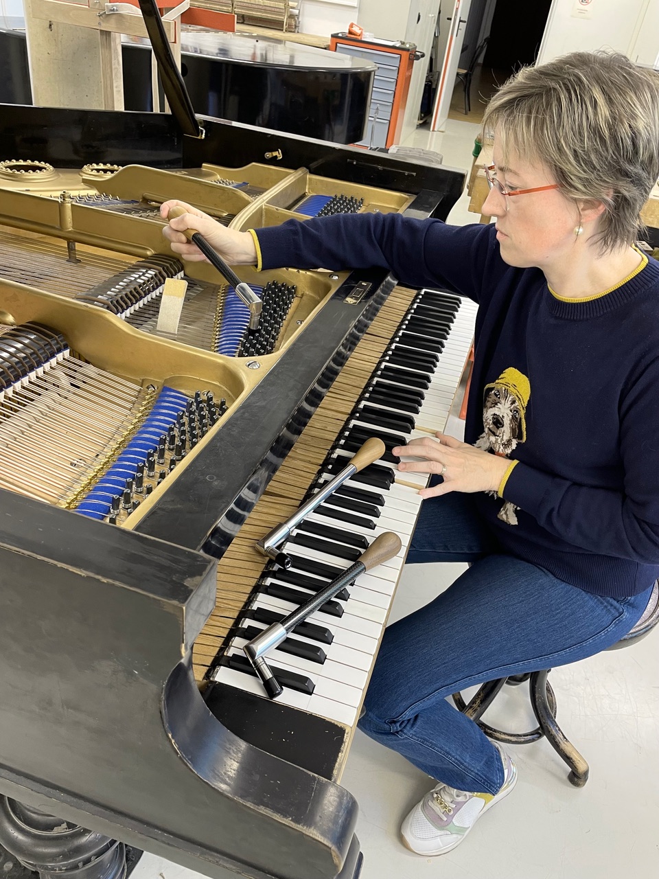 Mona Parmentier accordant un piano à queue